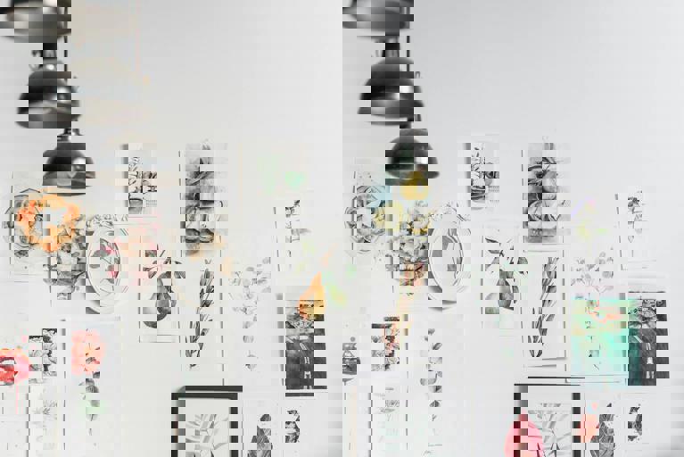 Exposición efímera convierte viejos vagones de tren en galerías de arte itinerantes