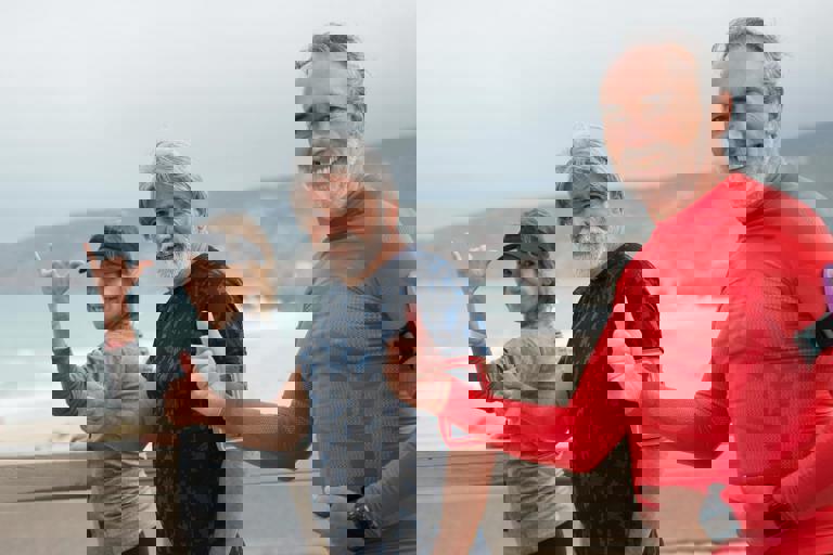 Personas mayores adoptan el surf para mantenerse activas y mejorar su bienestar